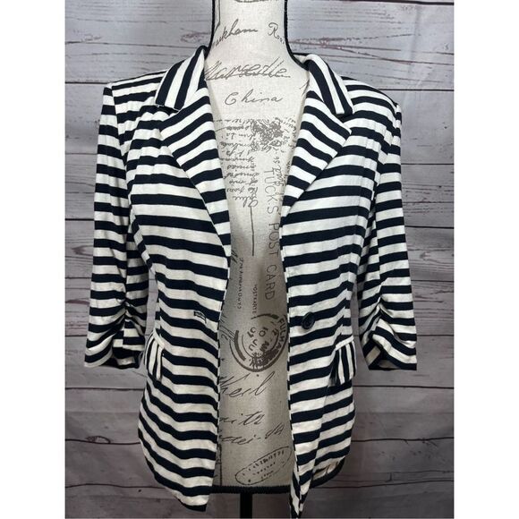 Monteau Jackets & Blazers - Monteau size small black and white blazer - 2451‎